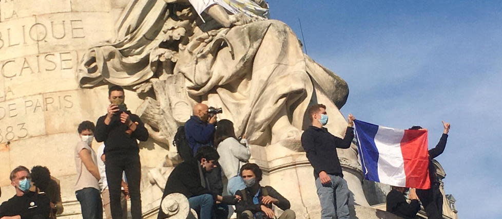 Place de la République, des soutiens à Samuel Paty, enseignant assassiné vendredi après-midi dans les Yvelines, brandissent un drapeau tricolore.
