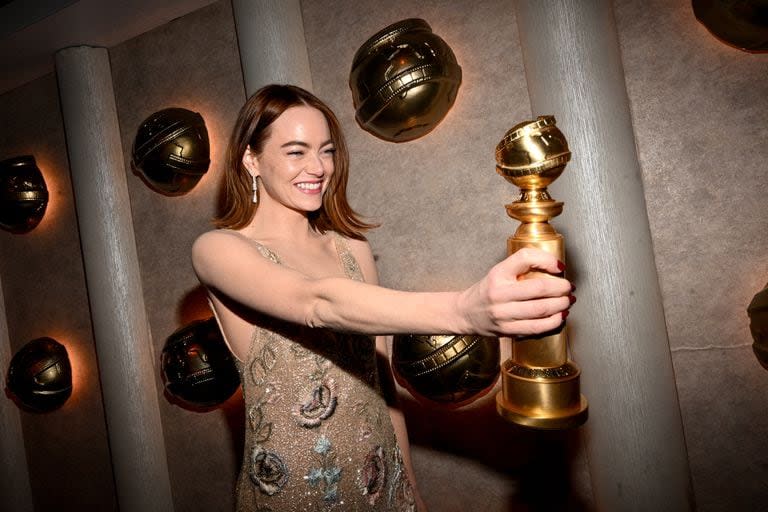 Emma Stone, feliz con su Globo de Oro por su interpretación en Pobres criaturas, película que llega este jueves a salas