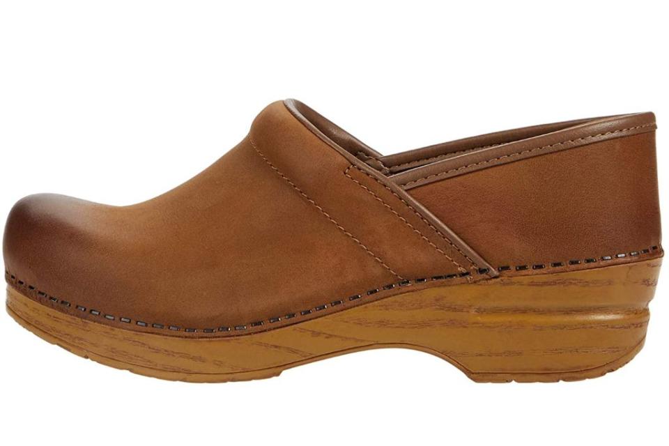 clogs, clog shoes, how to wear clogs, clog shoe trend, spring 2021 fashion trends, spring 2021 trends, trends, fashion, shoes, dansko, dansko clogs