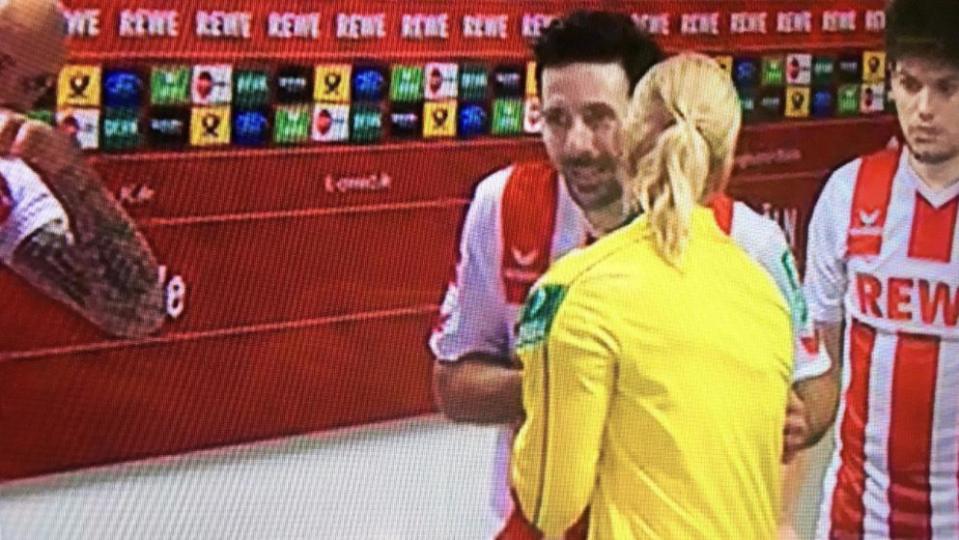 Claudio Pizarro und Bibiana Steinhaus vor dem Spiel zwischen Köln und Hertha. Quelle: Sky