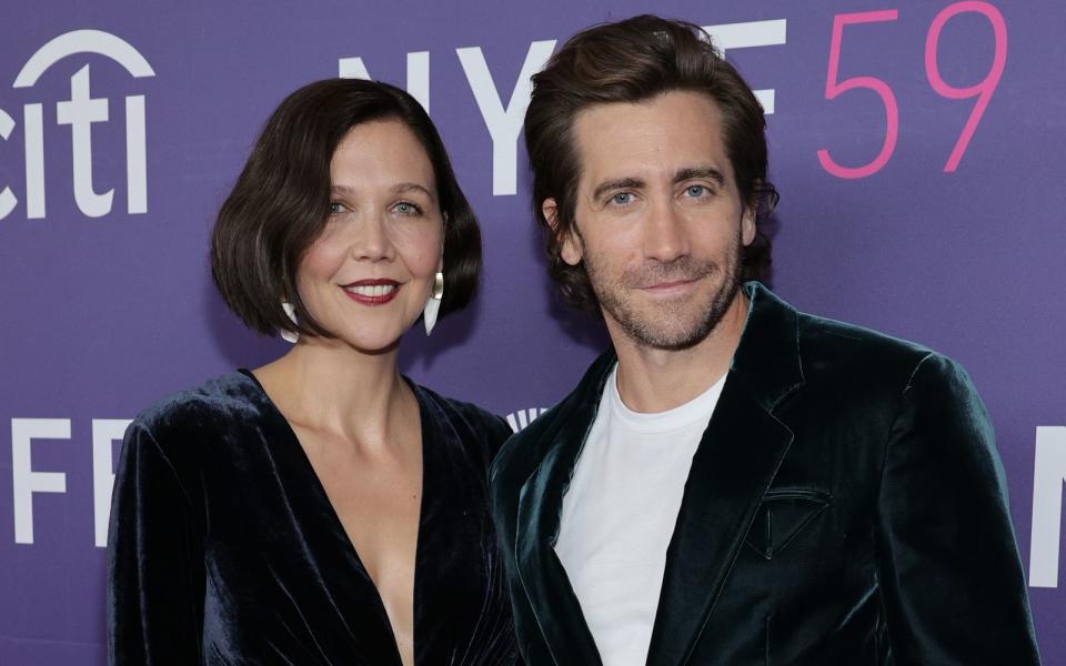 <p>Auch Jake Gyllenhaal ("Demolition", "Southpaw") und seine Schwester Maggie ("Crazy Heart", "White House Down") sind durch ihren Vater und dessen Abstammung von Eduard III. mit dem britischen Monarchen entfernt verwandt. Ebenso wie ... (Bild: 2021 Getty Images/Jamie McCarthy)</p> 