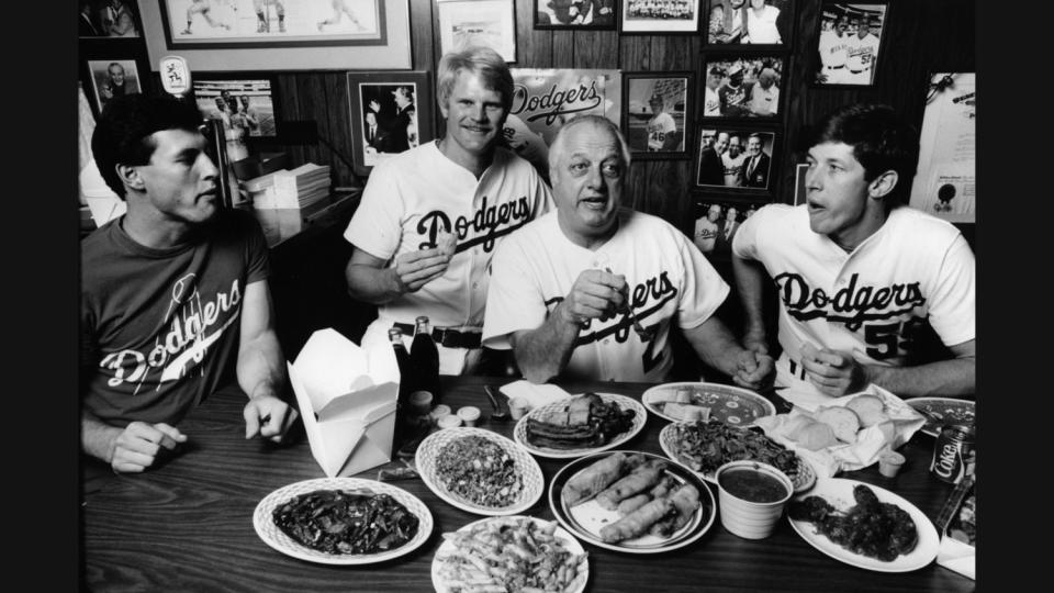 From left, Steve Sax, Jerry Reuss, Tommy Lasorda and Orel Hershiser share some Chinese and Italian food on Oct. 3, 1985.