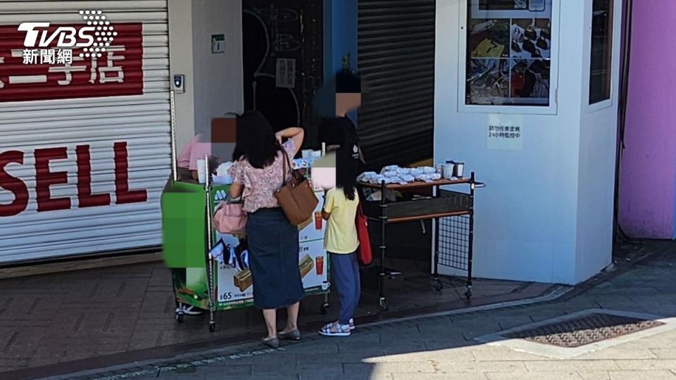 讀者投訴捷運站外的連鎖咖啡行動式攤車沒開發票。（圖／讀者提供）