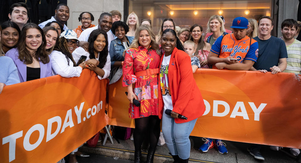 Kelly Clarkson poses with NYU student Jade on the TODAY Plaza. (Helen Healey / TODAY)