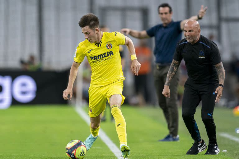 Jorge Sampaoli (DT de Marsella) y Unai Emery (entrenador de Villarreal) observan el partido amistoso entre ambos equipos disputado hoy en Francia.