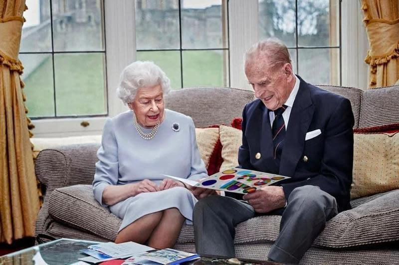 英國女王伊莉莎白二世（左）與菲利浦親王結縭73年，是唯一攜手共度「白金婚」的王室夫婦。（翻攝白金漢宮臉書）