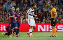 Football - FC Barcelona v Bayern Munich - UEFA Champions League Semi Final First Leg - The Nou Camp, Barcelona, Spain - 6/5/15 Bayern Munich's Mehdi Benatia is spoken to by referee Nicola Rizzoli Reuters / Albert Gea