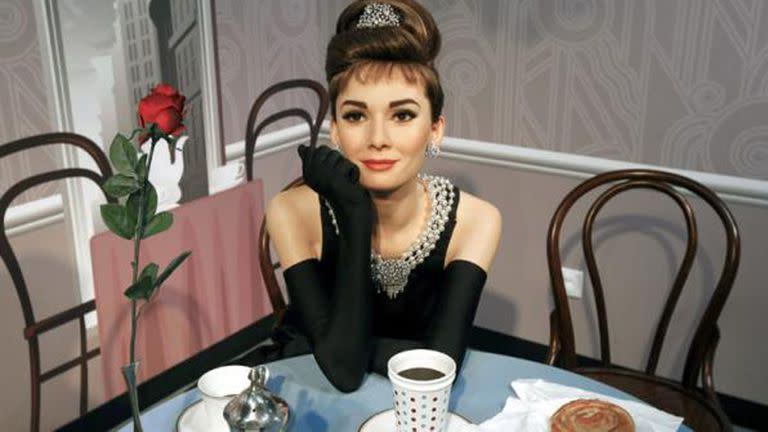 La princesa del vestido negro en Desayuno en Tiffany´s. la pelicula que la convirtió en el icono de moda, que aún hoy convoca al público