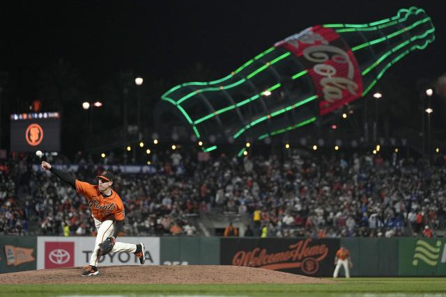 Giants beat Dodgers 3-2 in 11th on error, take NL West lead - The