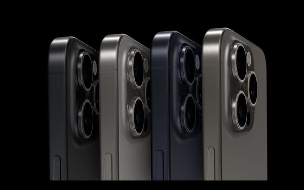 蘋果公司12日舉辦秋季發表會，公布4款新一代智慧型手機，圖為iPhone 15 Pro Max和iPhone 15 Pro。   圖：翻攝蘋果官網