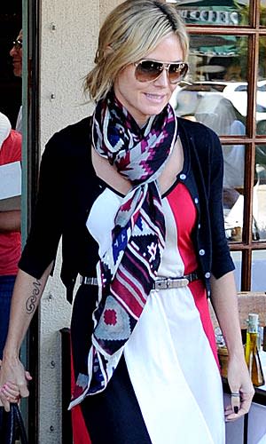 Heidi Klum rocks her new scarf. Splash News