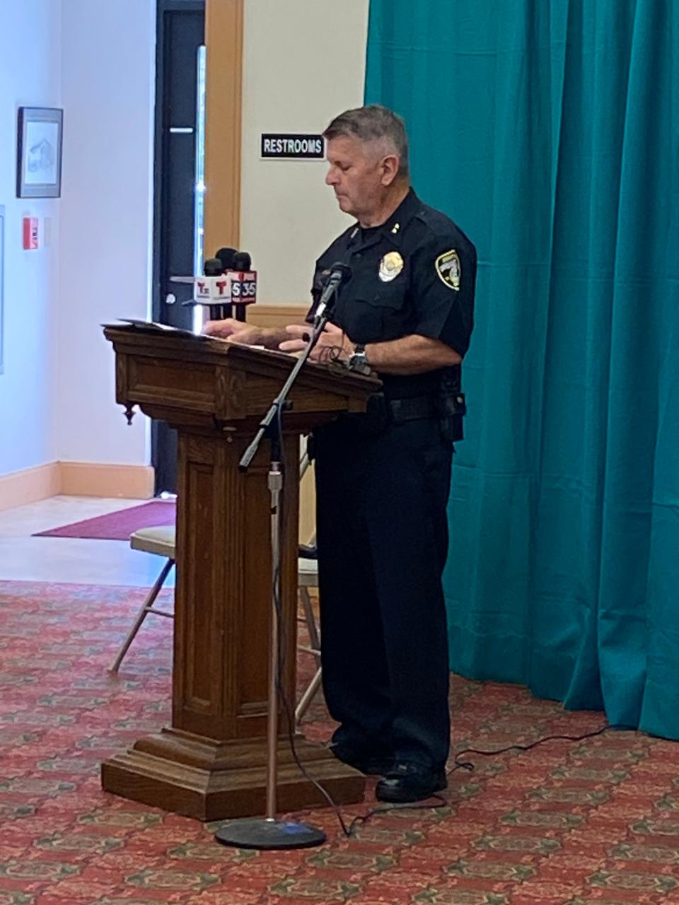 Interim Mount Dora Police Chief Mike Gibson addresses a town hall meeting.