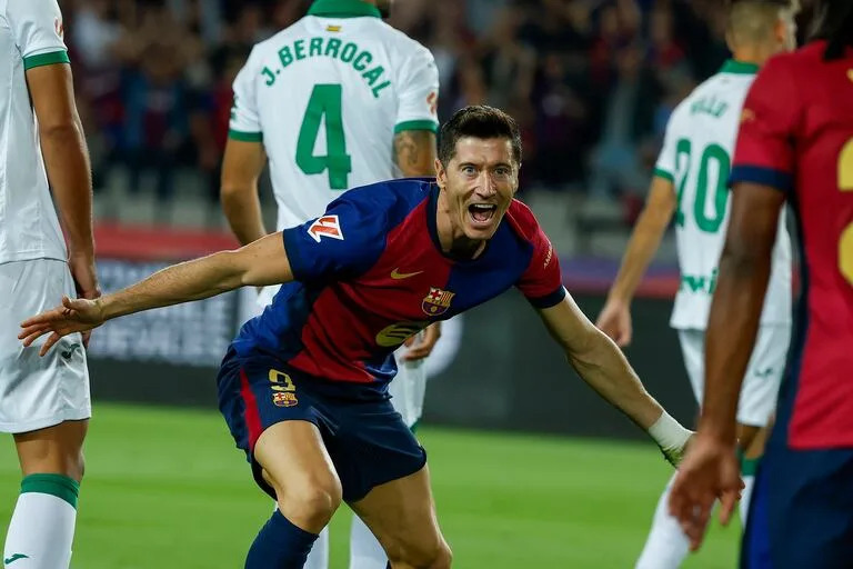 Robert Lewandowski empieza a festejar su gol, el del triunfo de Barcelona frente a Getafe