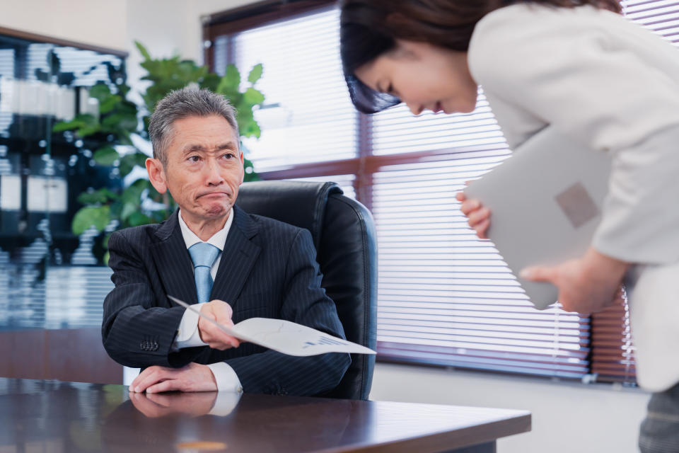 A man hands over divorce paperes