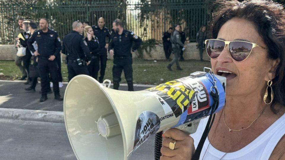 Manifestantes hablando por un megáfono