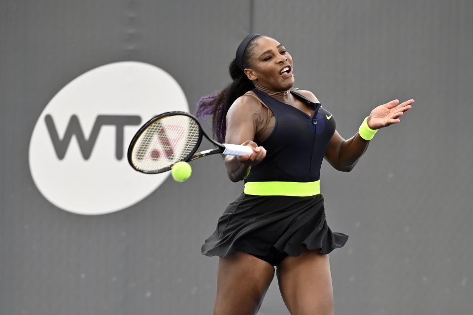 Serena Williams devuelve ante su hermana Venus Williams durante el torneo de la WTA en Nicholasville, Kentucky, el jueves 13 de agosto de 2020. (AP Foto/Timothy D. Easley)