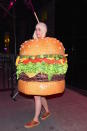 Dass die Outfits der Met Gala provozieren und garantiert nicht straßentauglich sind: geschenkt. Bei den After Partys darf es dann bekanntlich legerer zugehen – doch das erklärt Katy Perrys Outfit als saftiger Burger dennoch nicht. Das Kleid! Die Mütze! Die Schuhe! Das ganze Dress war sicher als dickes Ausrufezeichen gemeint, hinterließ bei uns aber vor allem Fragezeichen. (Bild: Getty Images)