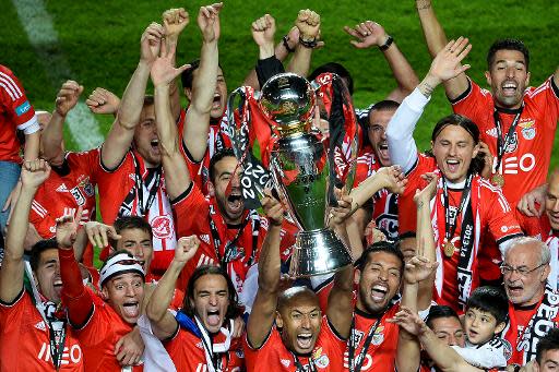 Los futbolistas del Benfica festejan la consecución de la liga después de derrotar 2-0 al Olhanense en el estadio de La Luz, en Lisboa, el 20 de abril de 2014 (AFP | PATRICIA DE MELO MOREIRA)