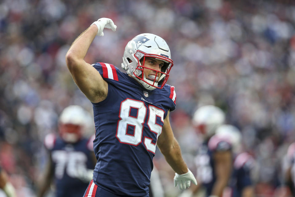 New England Patriots tight end Hunter Henry (85) 