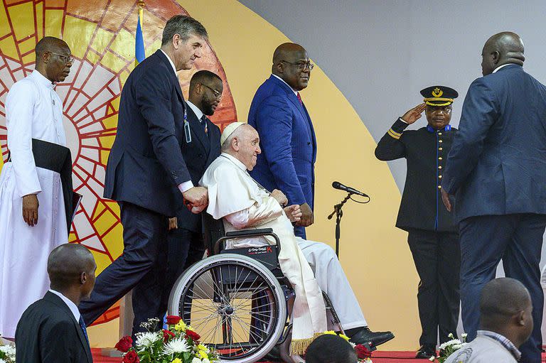 El presidente de República Democrática del Congo Felix-Antoine Tshisekedi Tshilombo, junto al Papa Francisco en el jardín del Palacio de la Nación