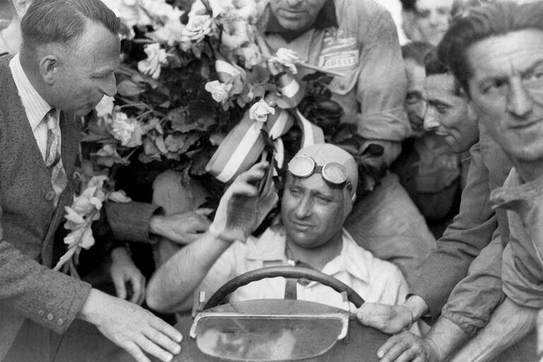 En 1951 en Reims, Francia, Fangio gana el Gran Premio de Europa en un ALFA ROMEO, con una velocidad promedio de 178 km/h.