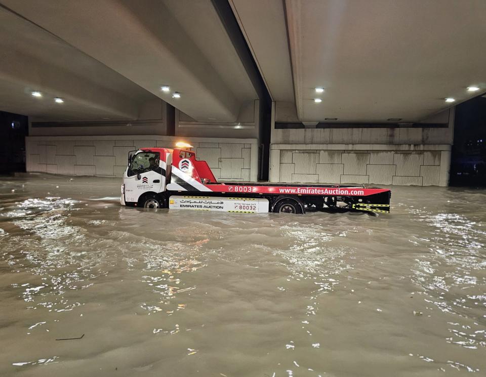 Eine überschwemmte Zollmaschine ist nach heftigem Regen in den Vereinigten Arabischen Emiraten am 16. April 2024 zu sehen. - Copyright: Stringer/Anadolu/Getty Images