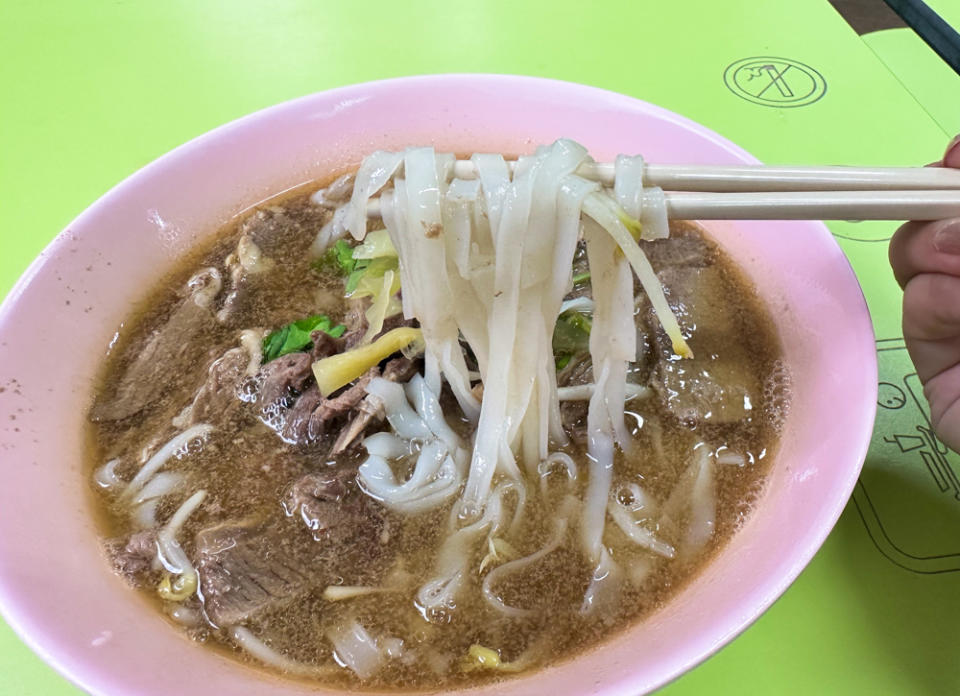 bugis long house lim kee beef noodles - beef brisket ho fun