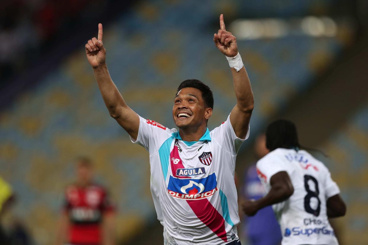 Teófilo Gutiérrez celebra luego de anotar el primer gol de su equipo ante el Flamengo durante un partido por las semifinales de la Copa Sudamericana disputado entre el Flamengo brasileño y el Junior de Barranquilla colombiano el jueves 23 de noviembre de 2017, en el estadio Maracaná de Río de Janeiro (Brasil). EFE / Marcelo Sayão