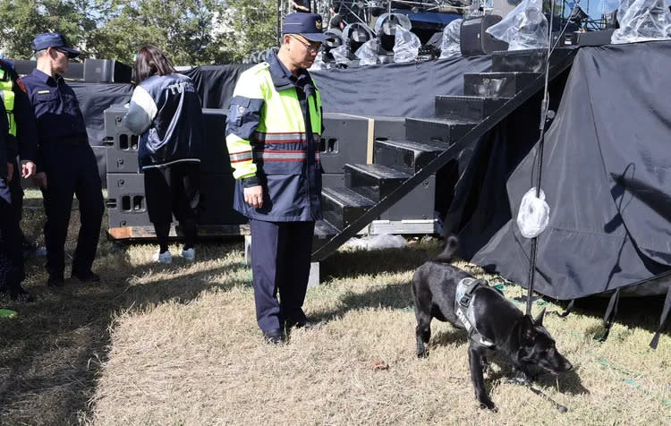 警方出動防爆犬，確保現場維安。市府提供