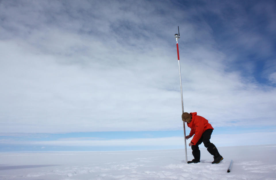 <p>David Vaughan, un glaciólogo de la Investigación Antártica Británica, instala un poste como parte de un sistema de monitorización satelital en la barrera de hielo Wilkins de la Península Antártica, el 18 de enero de 2009. La enorme plataforma de hielo antártico está al borde del colapso ya que solo se mantiene en su sitio por un pedazo de hielo, se trata de la última víctima del calentamiento global que está alterando los mapas del continente congelado. (Foto: Alister Doyle/Reuters) </p>