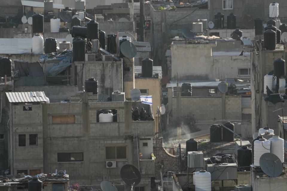 2023年11月19日，以軍襲擊約旦河西岸那不魯斯的巴拉塔難民營（Balata Camp, Nablus）後，在一處露台升起以色列國旗。美聯社