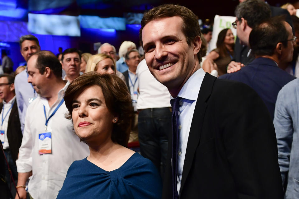 Soraya Sáenz de Santamaría y Pablo Casado. (PIERRE-PHILIPPE MARCOU/AFP via Getty Images)