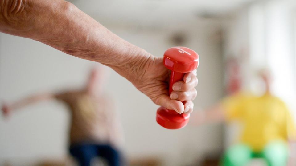 Regelmäßiges Krafttraining im Alter stärkt die Muskeln.