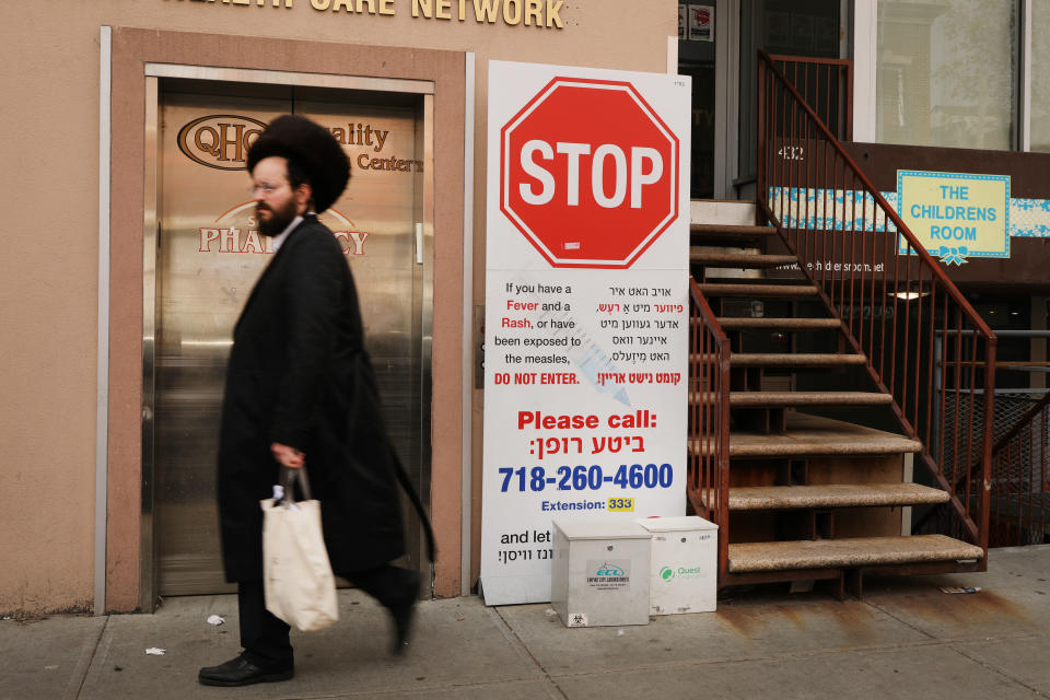 A sign warns people of measles in the ultra-Orthodox Jewish community in Williamsburg on April 19, 2019 in New York City. (Spencer Platt/Getty Images)