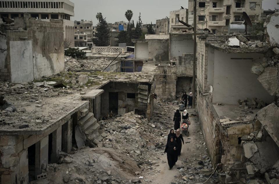 Women walk among airstrike-ruined buildings in Idlib, Syria. <a href="http://www.apimages.com/metadata/Index/APTOPIX-Syria-Idlib-on-the-Brink/aef79c4ef57e4369a529d3870f3e1dd2/53/0" rel="nofollow noopener" target="_blank" data-ylk="slk:AP Photo/Felipe Dana;elm:context_link;itc:0;sec:content-canvas" class="link ">AP Photo/Felipe Dana</a>