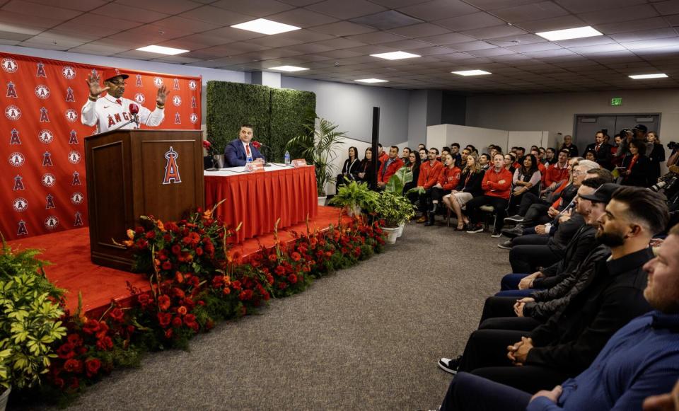 Angeles general manager Perry Minasian, center, and the crowd listen to new manager Ron Washington speak on Nov. 15, 2023.