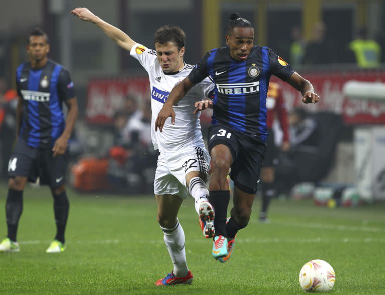 MILÁN, ITALIA - 25 DE OCTUBRE: Sasa Ilic (L) del FK Partizan compite por el balón con Alvaro Pereira (R) del FC Internazionale Milano durante el partido del grupo H de la UEFA Europa League entre el FC Internazionale Milano y el FK Partizan el 25 de octubre de 2012 en Milán, Italia. (Foto de Marco Luzzani/Getty Images)