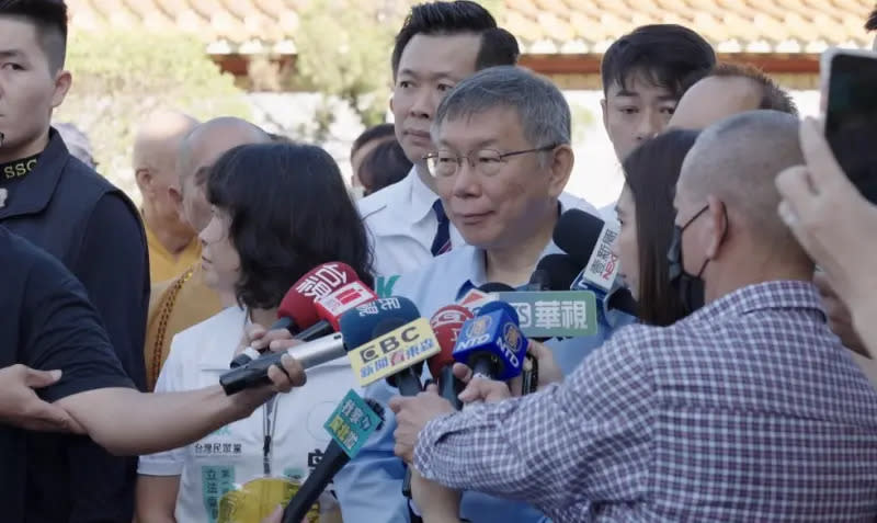 ▲民眾黨總統候選人柯文哲前往高雄大社觀音寺參拜，接受媒體訪問。（圖／民眾黨提供）