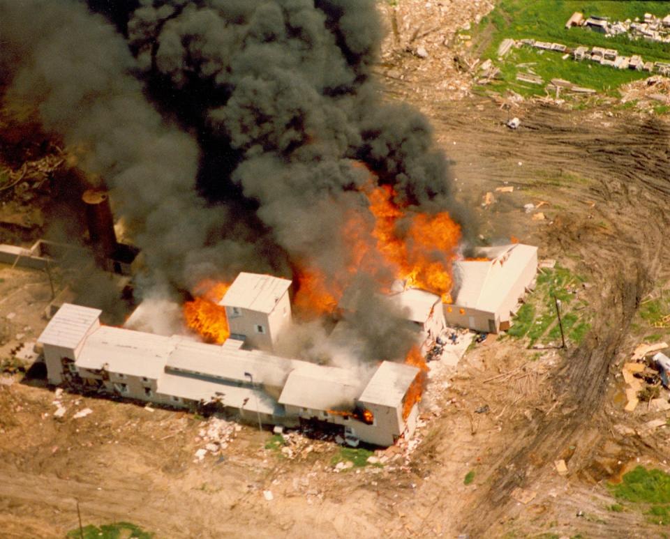 Vista aérea del complejo de la rama koresiana de la secta de los Davidianos cerca de Waco, Texas, en llamas el 19 de abril de 1993, tras 51 días de asedio por parte del FBI y las fuerzas del orden y 79 muertos. Wikimedia Commons / FBI