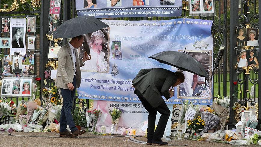 IN PHOTOS: Kate pays tribute to Princess Diana