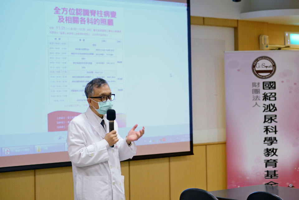 楊緒棣副院長說明最新的過夜式導尿管對脊柱病變患者的好處。