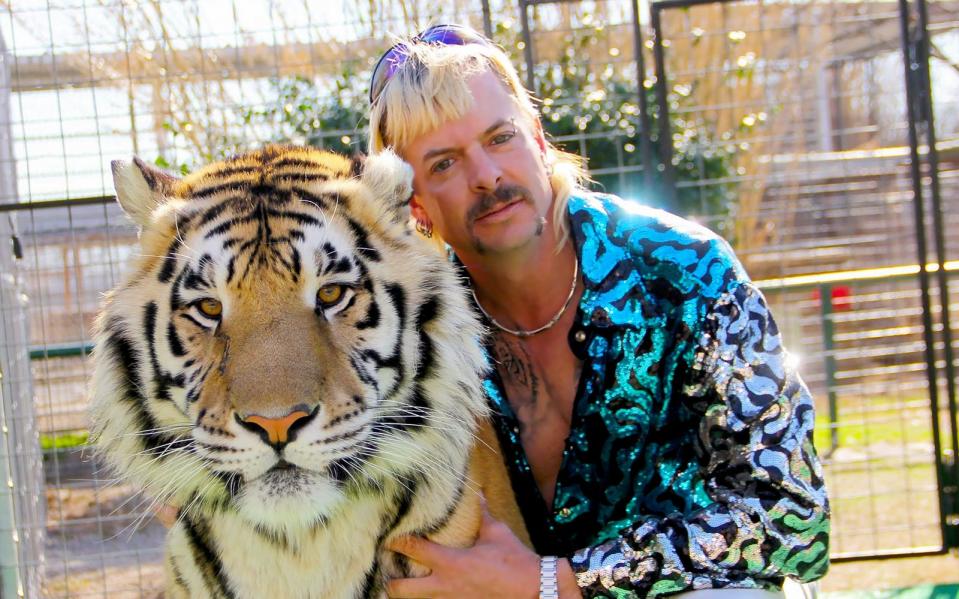 Der durch und durch schrille Exzentriker Joe Exotic wurde durch die Netflix-Serie "Tiger King" (deutscher Titel: "Großkatzen und ihre Raubtiere) zur Kultfigur. Auch Amazon Prime plante eine Serie über den Zoo-Besitzer - daraus soll nun nichts werden. (Bild: Netflix)