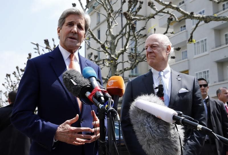 Le secrétaire d'Etat américain John Kerry, ici à Genève avec l'émissaire spécial de l'Onu Staffan de Mistura, a dit lundi espérer clarifier la situation dans les heures qui viennent autour du rétablissement d'un cessez-le-feu dans toute la Syrie et annoncé s'être mis d'accord avec la Russie sur le renforcement de cette trêve une fois qu'elle sera en entrée en vigueur. /Photo prise le 2 mai 2016/REUTERS/Denis Balibouse