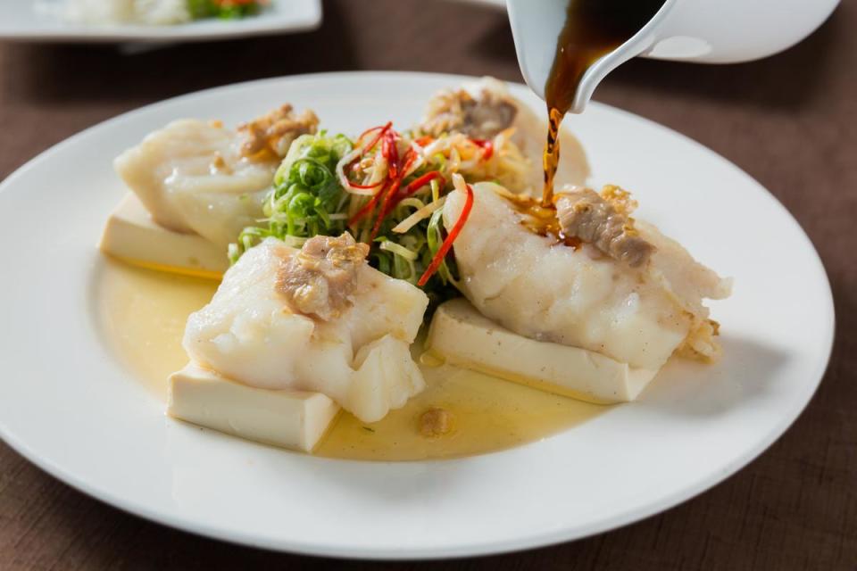 主廚私房菜「冬菜腩肉海魚柳」淋上醬汁，更顯魚鮮肉甜。