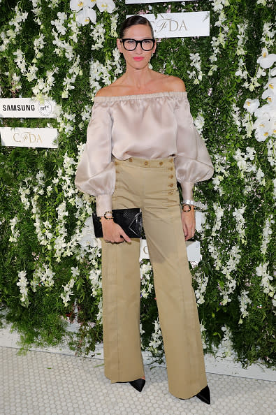 Tienes una reunión o evento del trabajo, y ya te cansaste del clásico tailleur. Inspírate en Jenna Lyons, presidente y directora creativa de la firma de moda J. Crew y luce una blusa off the shoulder de seda con un pantalón de tiro alto. Très chic. - Foto: Neilson Barnard/Getty Images for Samsung