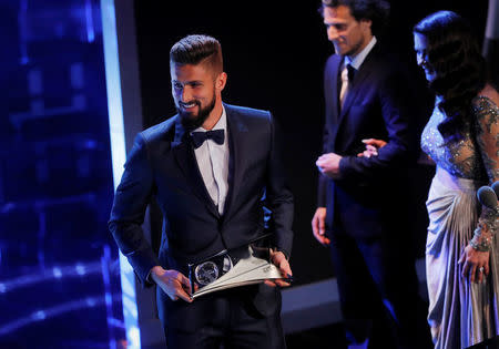 Soccer Football - The Best FIFA Football Awards - London Palladium, London, Britain - October 23, 2017 Arsenal's Olivier Giroud is presented with the FIFA Puskas Award by Actress Catherine Zeta-Jones and former Manchester United player Diego Forlan during the awards REUTERS/Eddie Keogh