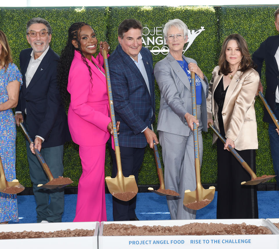 Chuck Lorre, Sheryl Lee Ralph, Richard Ayoub, Jamie Lee Curtis and Marianne Williamson