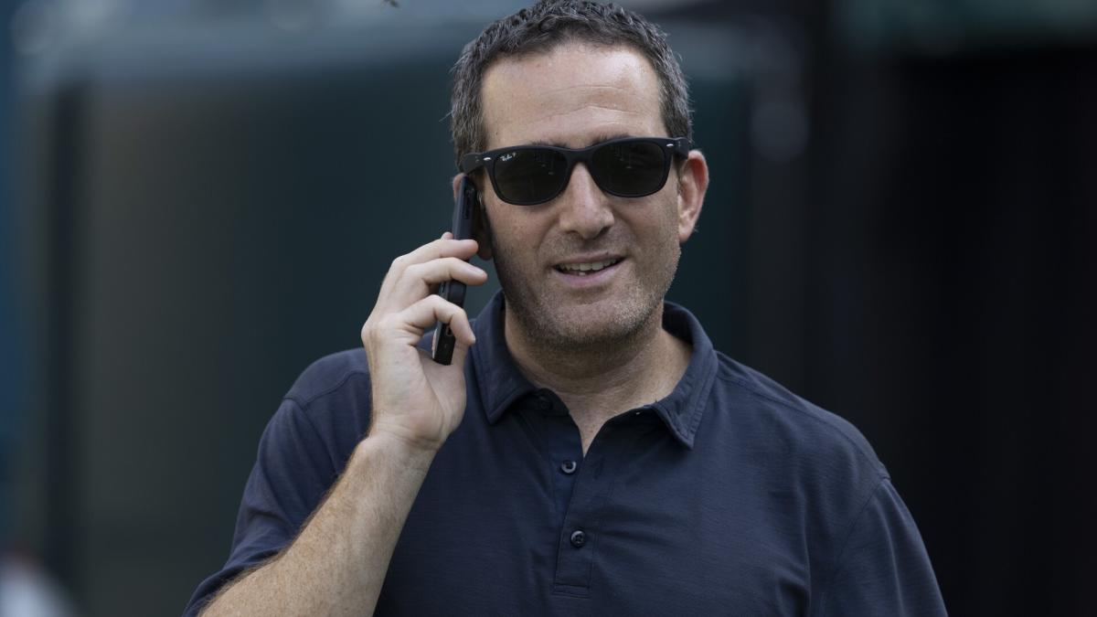 Report: Eagles GM Howie Roseman is making calls about trading up in the first  round - Yahoo Sports