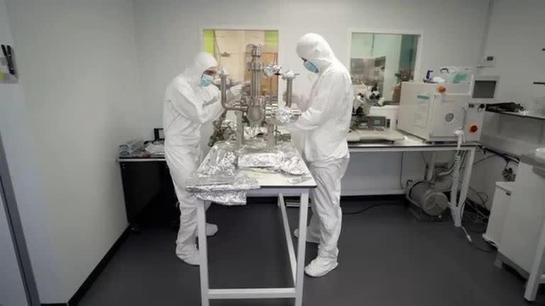 Los chips de los ordenadores cuánticos deben instalarse en una sala limpia y colocarse en un contenedor al vacío, ya que la más mínima contaminación puede reducir su rendimiento (Foto: BBC)