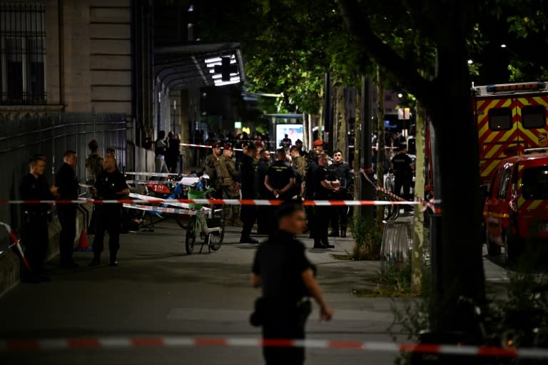 El perímetro de seguridad establecido en la Estación de tren del Este de París después de que un hombre hiriera a un soldado de la "Operación Sentinel" con un cuchillo el 15 de julio de 2024 (Julien de Rosa)
